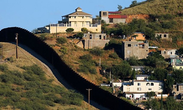 Bức tường ngăn biên giới Mỹ và Mexico ước tính cần 20 tỷ USD. Ảnh:Reuters