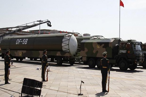 Các tên lửaDF-5B trong một cuộc duyệt binh ở Quảng trường Thiên An Môn, Bắc Kinh hồi tháng 9/2015. Ảnh:AFP