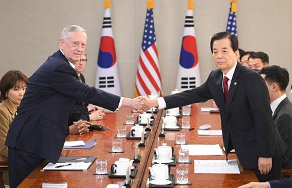 Jim Mattis, tân Bộ trưởng Quốc phòng Mỹ, hôm nay bắt tay với người đồng cấp Han Min-Koo tại trụ sở Bộ Quốc phòng Hàn Quốc ở Seoul. Ảnh:Reuters
