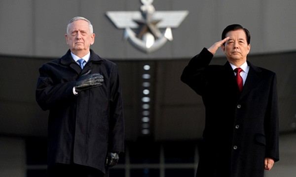 Bộ trưởng Quốc phòng Mỹ James Mattis và người đồng cấp Hàn Quốc Han Min-koo. Ảnh:Reuters.