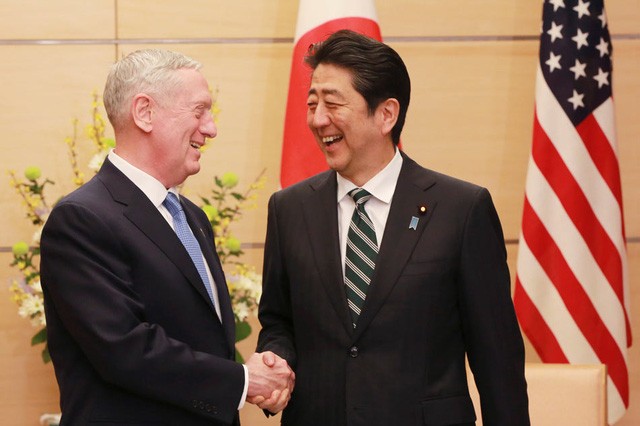 Bộ trưởng Quốc phòng Mỹ James Mattis trong cuộc gặp hôm 3/2 với Thủ tướng Nhật Bản Shinzo Abe tại Tokyo. (Ảnh: AFP)