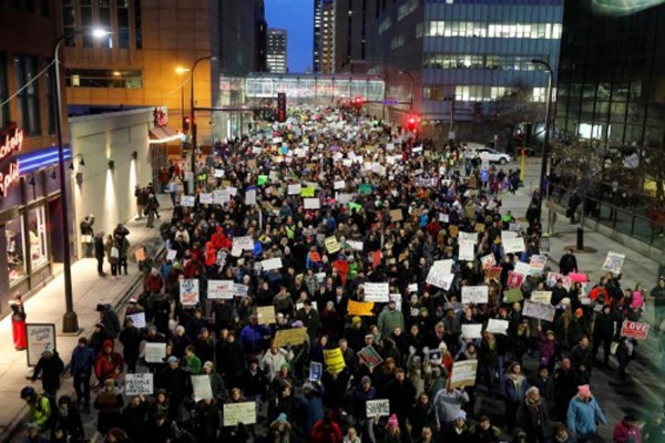 Biểu tình phản đối sắc lệnh của Trump tại thành phốMinneapolis, bang Minnesota hôm 31/1. Ảnh:Reuters