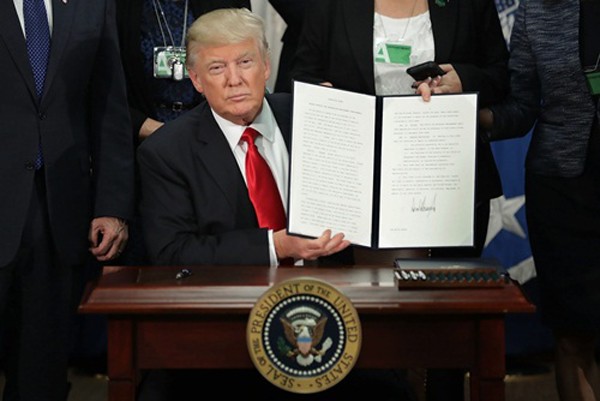 Tổng thống Mỹ Donald Trump hôm 25/1 ký sắc lệnh yêu cầu triển khai kế hoạch xây dựng tường biên giới giữa Mỹ với Mexico. Ảnh:AAP