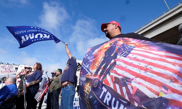 Những người ủng hộ sắc lệnh của Trump tụ tậptại sân bay ở California. Ảnh:Reuters