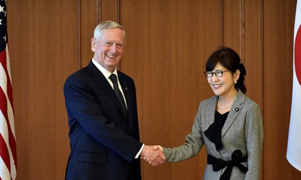 Bộ trưởng quốc phòng hai nước Mỹ, Nhật bắt tay trong cuộc gặp ở Tokyo hôm 3/2. Ảnh:Reuters