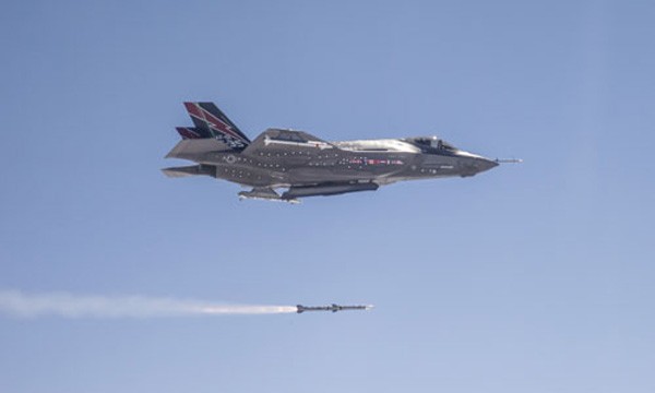 Tiêm kích thử nghiệm F-35 phóng tên lửa AMRAAM. Ảnh:USAF
