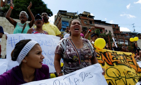 Những người dân bất mãn ủng hộ phe đối lập tại Venezuela.Ảnh: Reuters