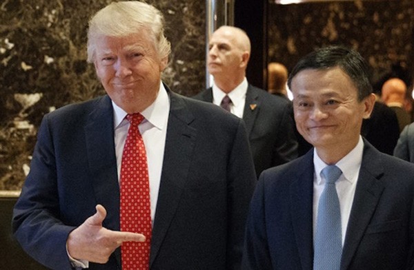 Ông Donald Trump và Jack Ma trong cuộc gặp tháng trước tại Mỹ. Ảnh:AP