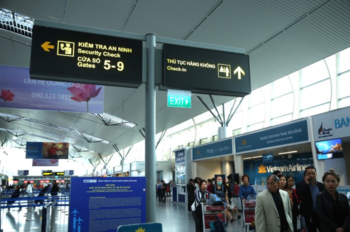 Qua kiểm tra, Chi cục Hải quan cửa khẩu Sân bay quốc tế Nội Bài đã phát hiện trong hành lý của một người Nhật có 7 pho tượng nghi là vàng. Ảnh: Lê Tiên