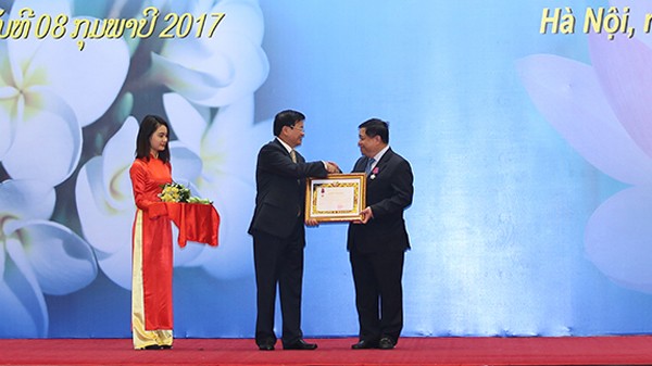 Thủ tướng Lào Thoonglun Sisulith trao Huân chương Tự do của Chủ tịch nước Lào cho Bộ trưởng Bộ KH&ĐT Nguyễn Chí Dũng. Ảnh: Đức Trung