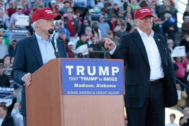 Tổng thống Donald Trump (phải) và ông Jeff Sessions trong một cuộc mít tinh tranh cử tại Alabama năm 2016 (Ảnh: Getty)