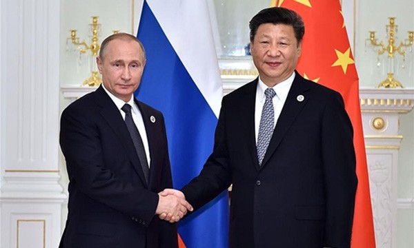 Tổng thống Nga Vladimir Putin bắt tay Chủ tịch Trung Quốc Tập Cận Bình tại Uzbekistan hồi tháng 1/2016. Ảnh:Xinhua
