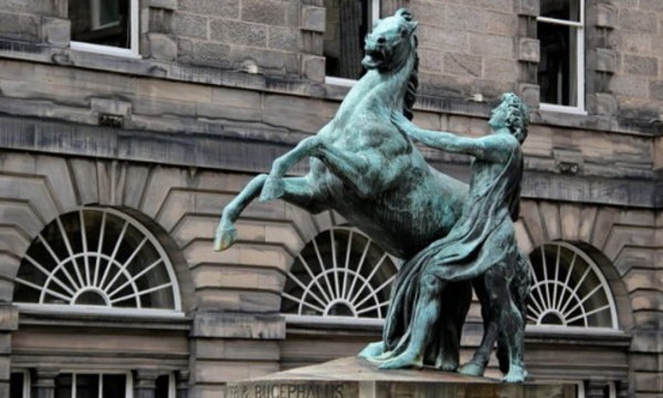 Tượng của Alexander Đại đế và chiến mã Bucephalus ở Scotland. Ảnh:War History.