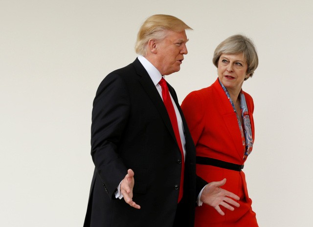 Thủ tướng Theresa May trò chuyện cùng Tổng thống Donald Trump tại Nhà Trắng hôm 27/1 (Ảnh: Reuters)