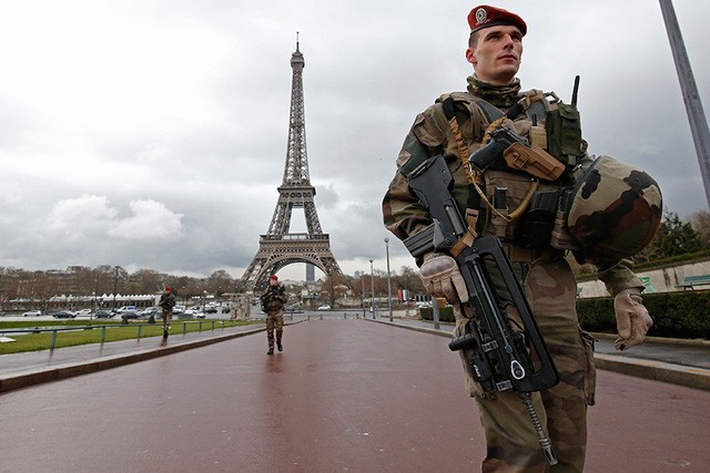 Cảnh sát tuần tra tại khu vực quanh tháp Eiffel (Ảnh: RT)