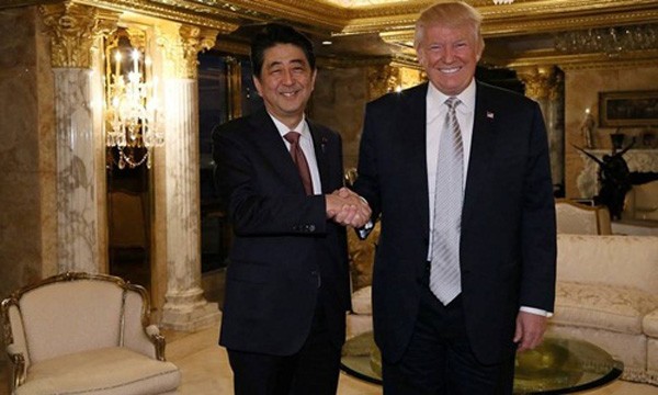 Ông Abe và ông Trump gặp nhau tại Trump Tower năm ngoái. Ảnh:AP
