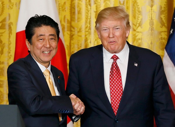 Thủ tướng Nhật Bản Shinzo Abe và Tổng thống Mỹ Donald Trump trong cuộc họp báo chung ngày 10/2. Ảnh:Reuters.