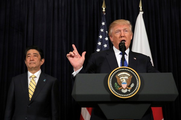 Tổng thống Trump và Thủ tướng Abe họp báo chung tối 11/2 tại Florida, Mỹ. Ảnh:Reuters