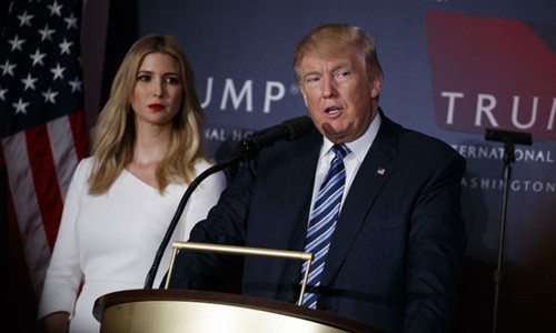 Tổng thống Mỹ Donald Trump và con gái Ivanka. Ảnh:CBS News