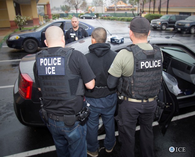 Cảnh sát Mỹ bắt giữ một người nhập cư bất hợp pháp hôm 7/2 tại Los Angeles (Ảnh: Reuters)