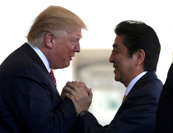 Ông Donald Trump và ông Shinzo Abe trong cuộc gặp cuối tuần trước. Ảnh:Reuters