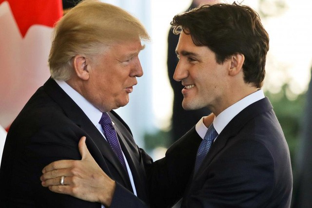 Tổng thống Trump và Thủ tướng Trudeau thân mật trong lần đầu gặp gỡ (Ảnh: Reuters)