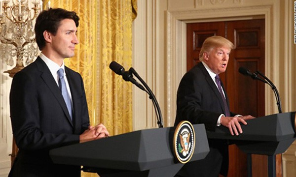 Thủ tướng Canada Trudeau, trái, trong cuộc họp với Tổng thống Mỹ Trump hôm qua. Ảnh:CNN