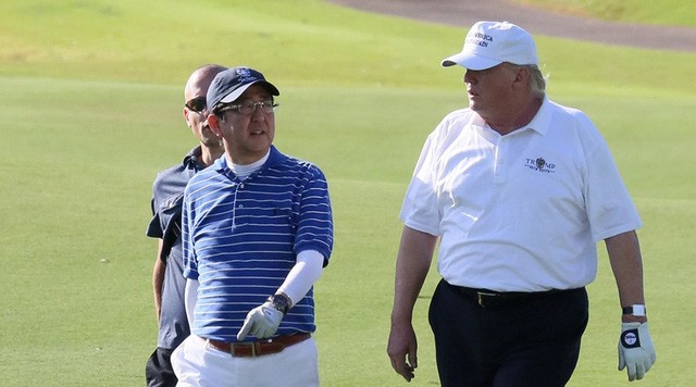 Thủ tướng Nhật Bản Shinzo Abe (trái) và Tổng thống Mỹ Donald Trump trò chuyện tại sân golf ở West Palm Beach, Florida, Mỹ hôm 11/2 (Ảnh: Reuters)