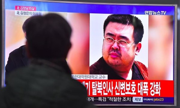 Bản tin về cái chết của Kim Jong-nam trên truyền hình Hàn Quốc. Ảnh:Reuters