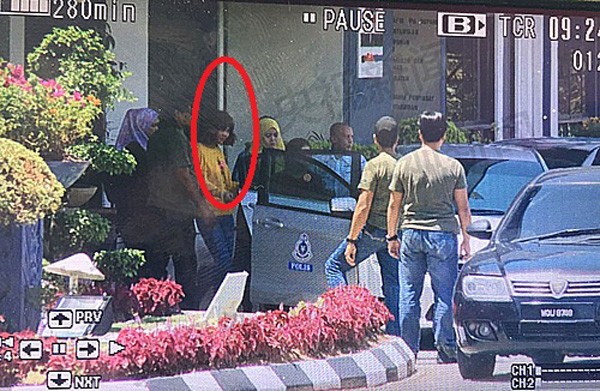 Nghi phạm thứ hai (mặc áo vàng) bị cảnh sát bắt giữ. Ảnh:CCTV News