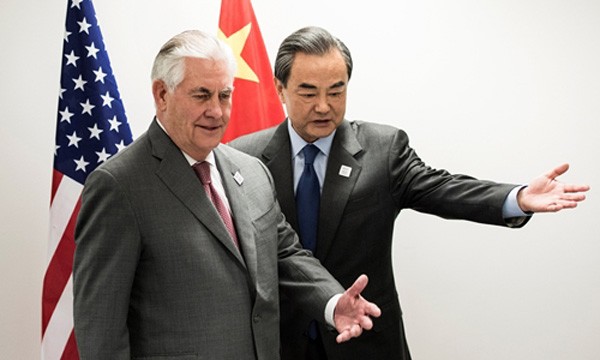 Ngoại trưởng Mỹ Rex Tillerson (trái) và người đồng cấp Trung Quốc Vương Nghị trong cuộc gặp kín ngày 17/2 tại thành phố Bonn, Đức. Ảnh:Reuters.