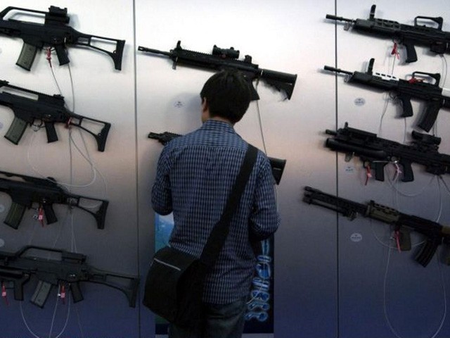 Vũ khí được trưng bày tại triển lãm vũ khí DSEI ở Anh (Ảnh minh họa Rex Features)