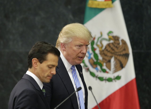 Tỷ phú Donald Trump và Tổng thống Mexico Enrique Peña Nieto trong cuộc gặp song phương tại Mexico hồi tháng 8/2016 (Ảnh: Reuters)