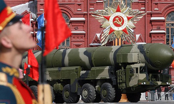 Tên lửa đạn đạo Topol-M của Nga diễu hành trên Quảng trường Đỏ. Ảnh:Sputnik.