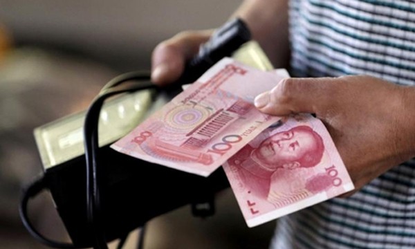 NDT Trung Quốc đã mất giá kỷ lục so với USD năm ngoái. Ảnh:Reuters