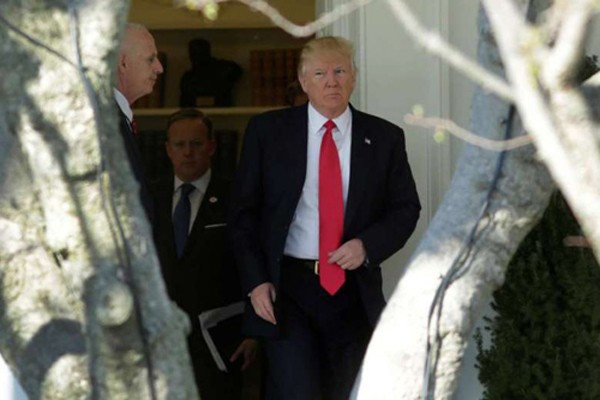 Tổng thống Trump rời Nhà Trắng đi dự hội nghị hôm qua. Ảnh:Reuters
