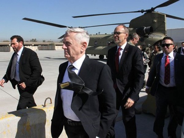 Bộ trưởng Quốc phòng Mỹ James Mattis đến Baghdad, Iraq, hôm 20/2. Ảnh:Reuters
