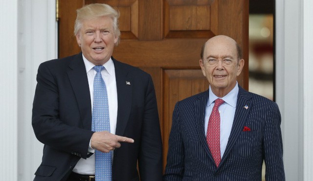 Tổng thống Donald Trump (trái) và tân Bộ trưởng Thương mại Wilbur Ross (Ảnh: Reuters)