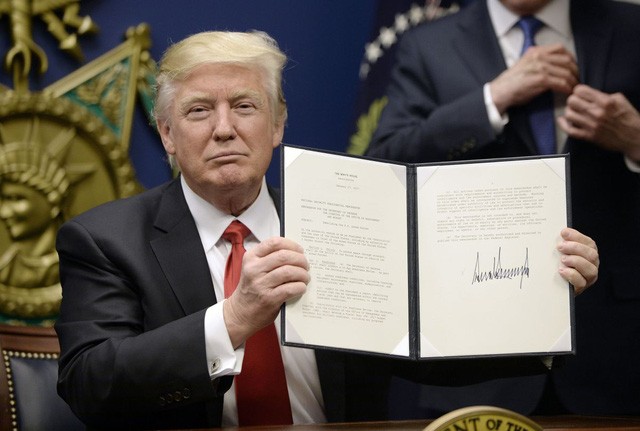 Tổng thống Donald Trump ký một sắc lệnh hành pháp tại trụ sở Bộ Quốc phòng Mỹ hôm 27/1 (Ảnh: Politifact)