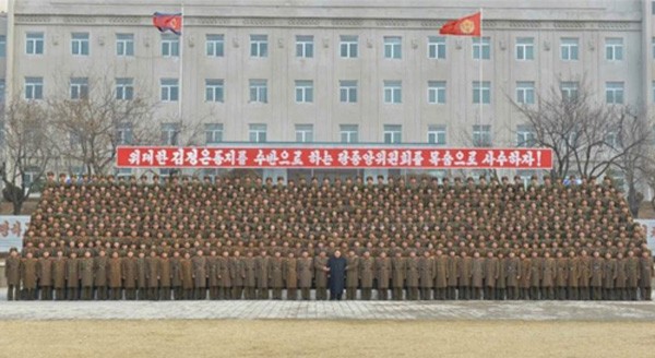 Lãnh đạo Triều Tiên Kim Jong-un chụp ảnh chung với các quân nhân đơn vị 966. Ảnh:RodongSinmun
