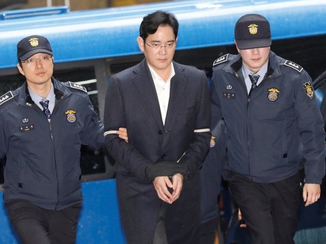 Samsung ngày càng vướng phải rắc rối khi Phó Chủ tịch Tập đoàn, Lee Jae Yong bị truy tố vì tội hối lộ và 4 tội danh khác vào hôm 28/2 vừa qua. (Nguồn: SA Breaking News)