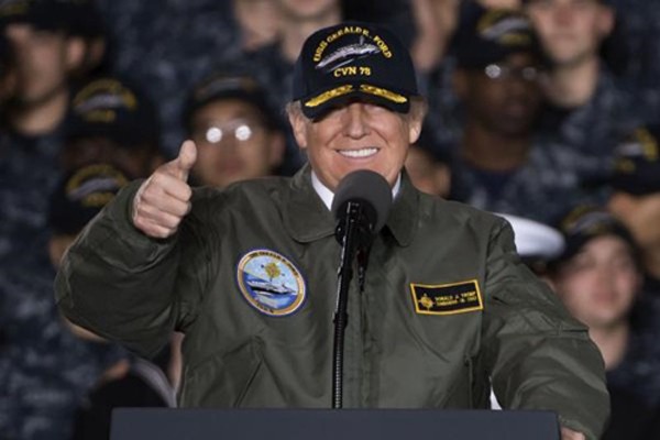 Tổng thống Donald Trump phát biểu trước các thủy thủ tàu sân bay USS Gerald R. Ford. Ảnh:UPI.