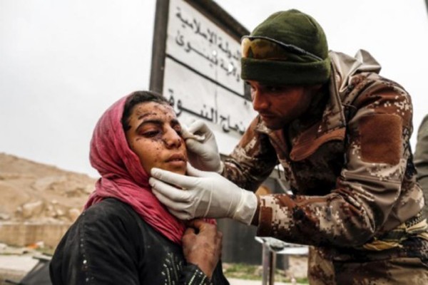Một phụ nữ bị thương trong vụ nã pháo được điều trị khi lực lượng Iraq chiến đấu với IS ở tây Mosul hôm 2/3. Ảnh:Reuters