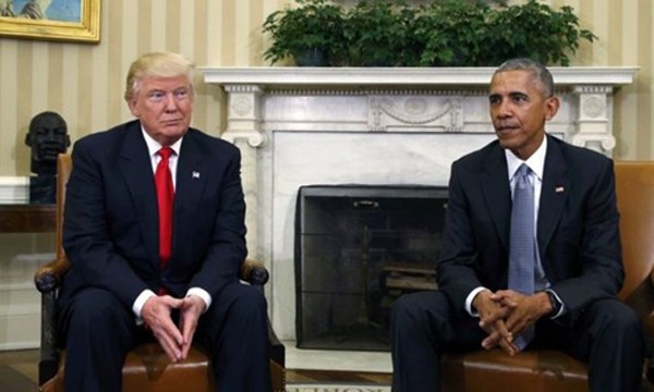 Tổng thống Mỹ Donald Trump (trái) và người tiền nhiệm Barack Obama gặp mặt tại Nhà Trắng hồi tháng 11 năm ngoái. Ảnh:Reuters