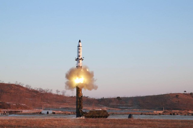 Truyền thông Triều Tiên ngày 13/2 đã công bố ảnh vụ thử nghiệm tên lửa Pukguksong-2, một loại tên lửa đạn đạo có khả năng mang đầu đạn hạt nhân. (Ảnh: KCNA/Reuters)