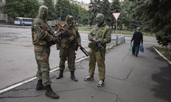 Phe ly khai ở thị trấn Snizhnye, miền đông Ukraine, tháng 6/2014. Ảnh:Reuters.