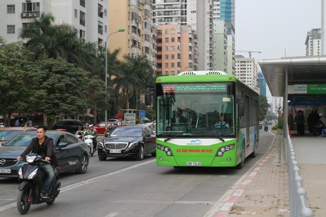 Từ thử nghiệm buýt BRT, Hà Nội sẽ định hình được làn đường ưu tiên công vụ - công cộng. (Ảnh Khiếu Minh)