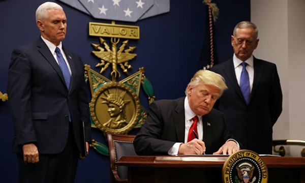 Tổng thống Donald Trump ký sắc lệnh cấm nhập cảnh lần đầu ngày 27/1. Ảnh:Reuters.