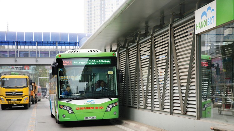 Giá xe buýt BRT do nhà thầu Trường Hải cung cấp là 4,91 tỷ đồng/xe, chưa bao gồm chi phí vận hành, đào tạo lái xe và VAT. Ảnh: Lê Tiên