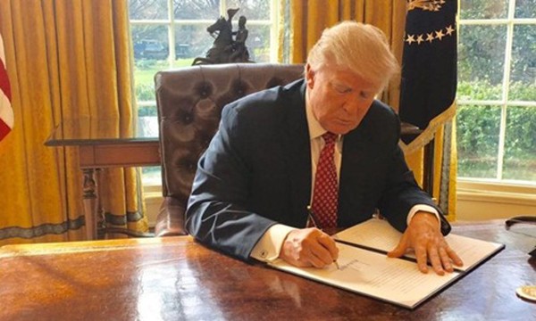 Tổng thống Mỹ Donald Trump ký sắc lệnh hạn chế nhập cảnh sửa đổi. Ảnh:White House